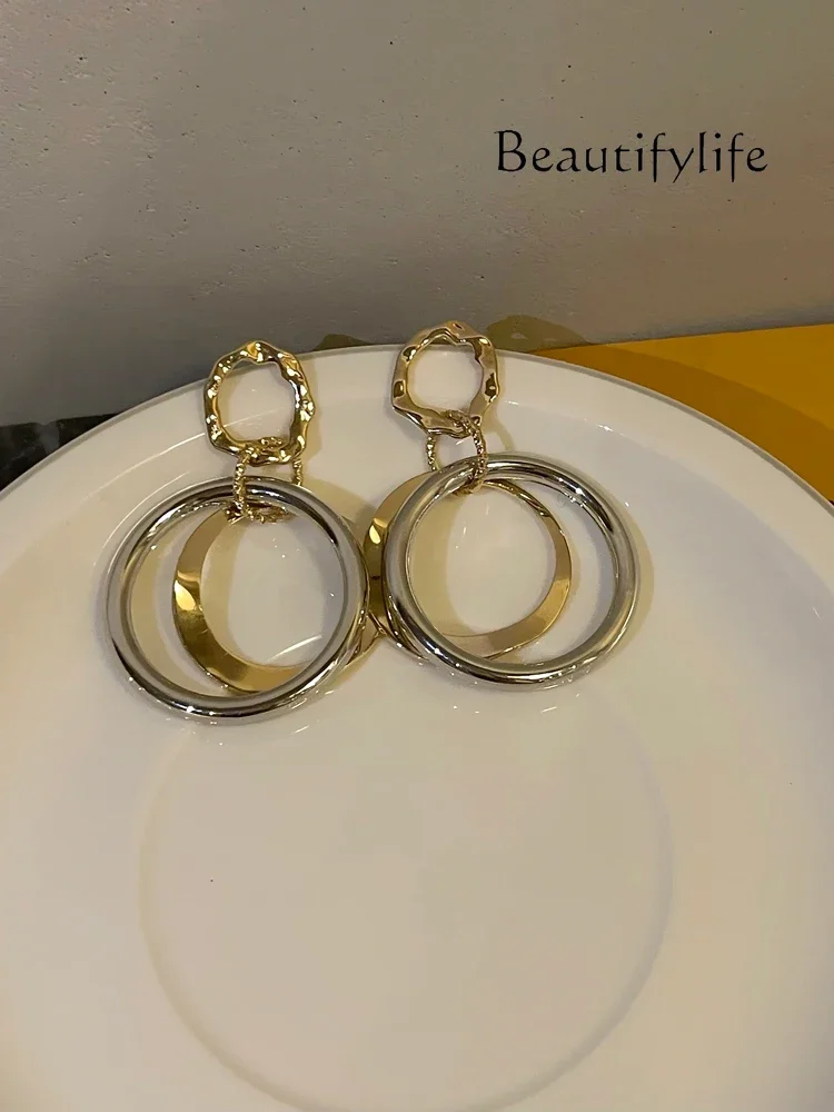 

Stylish and effortless~ European and American i retro circle metal earrings niche design high-end fashion contrasting color