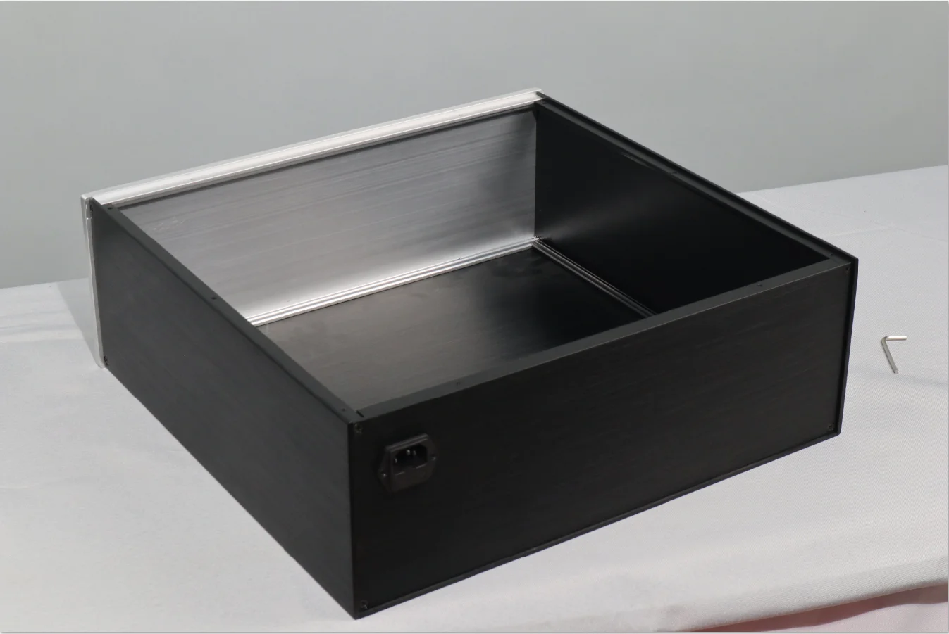 آلة الكمبيوتر المصنوعة من الألومنيوم هيكل التحكم الصناعي المضخم الهيكل الألومنيوم DIY 430 * 150 مم * 408 مم