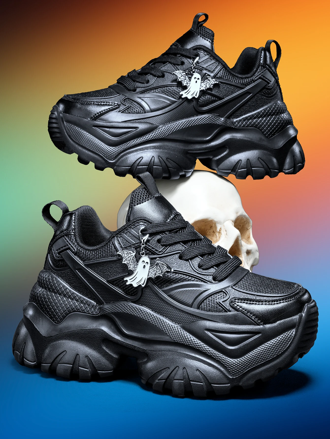 Zapatos de mujer estilo Y2K oscuro, novedad 2026, con suela gruesa y aumento de altura de 7 cm, estilo "dad shoes", que presentan un tema de tendencia subcultural dulce y genial de la moda urbana, zapatillas casuales negras versátiles, con tela de malla transpirable y parte superior texturizada, combinadas con colgantes metálicos plateados retro desmontables, suelas de EVA con diseño serrado, adecuadas para todas las estaciones, ideales para los desplazamientos diarios de estudiantes, salidas, fiestas y como calzado único y a la moda.