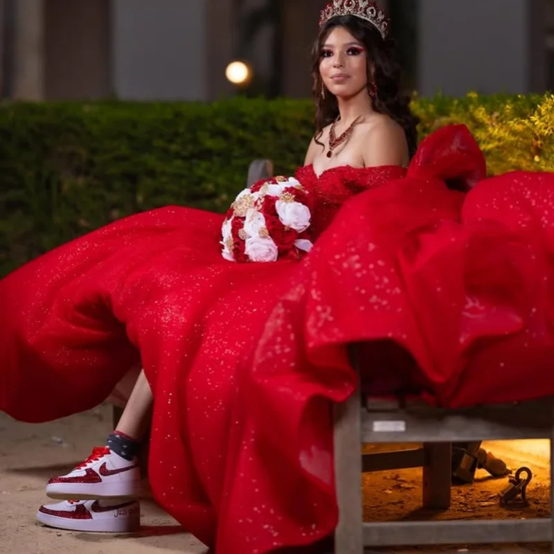Personalizado brilhante vermelho quinceanera vestidos fora do ombro lantejoulas cristal camadas arco cauda longa vestido 15 quinceanera