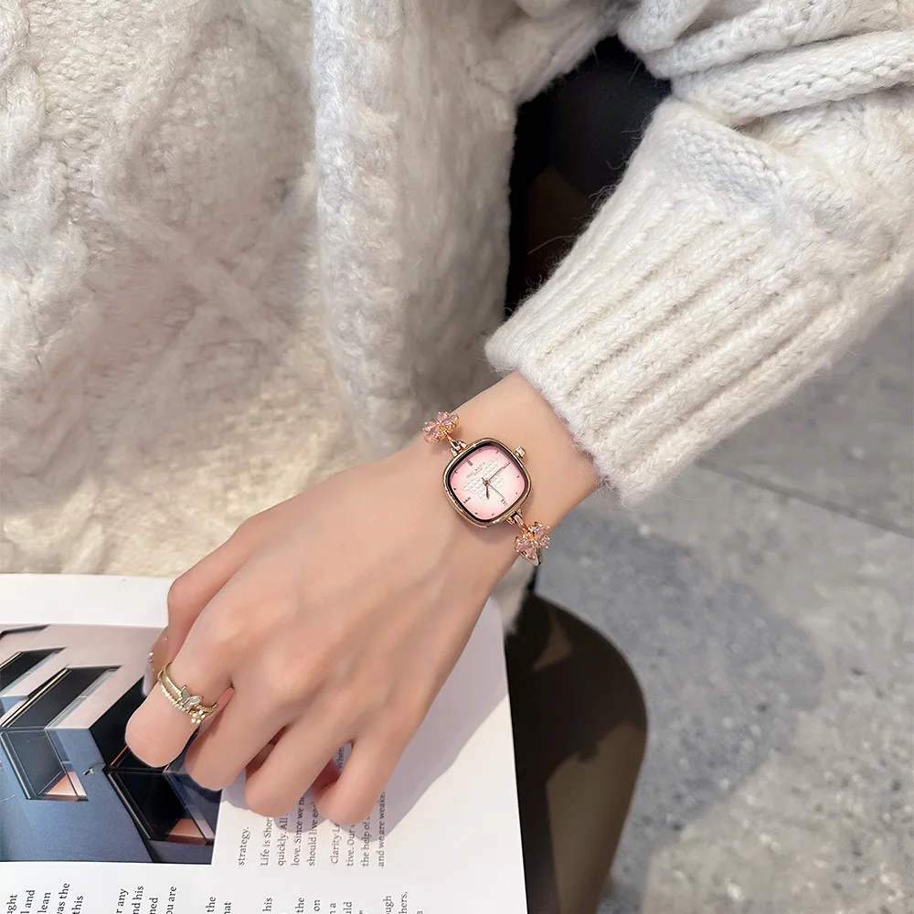 ساعة سوار فاخرة جديدة تمامًا مع قرص مربع صغير، ساعة يد كوارتز نسائية، إكسسوار مثالي وهدية للنساء.