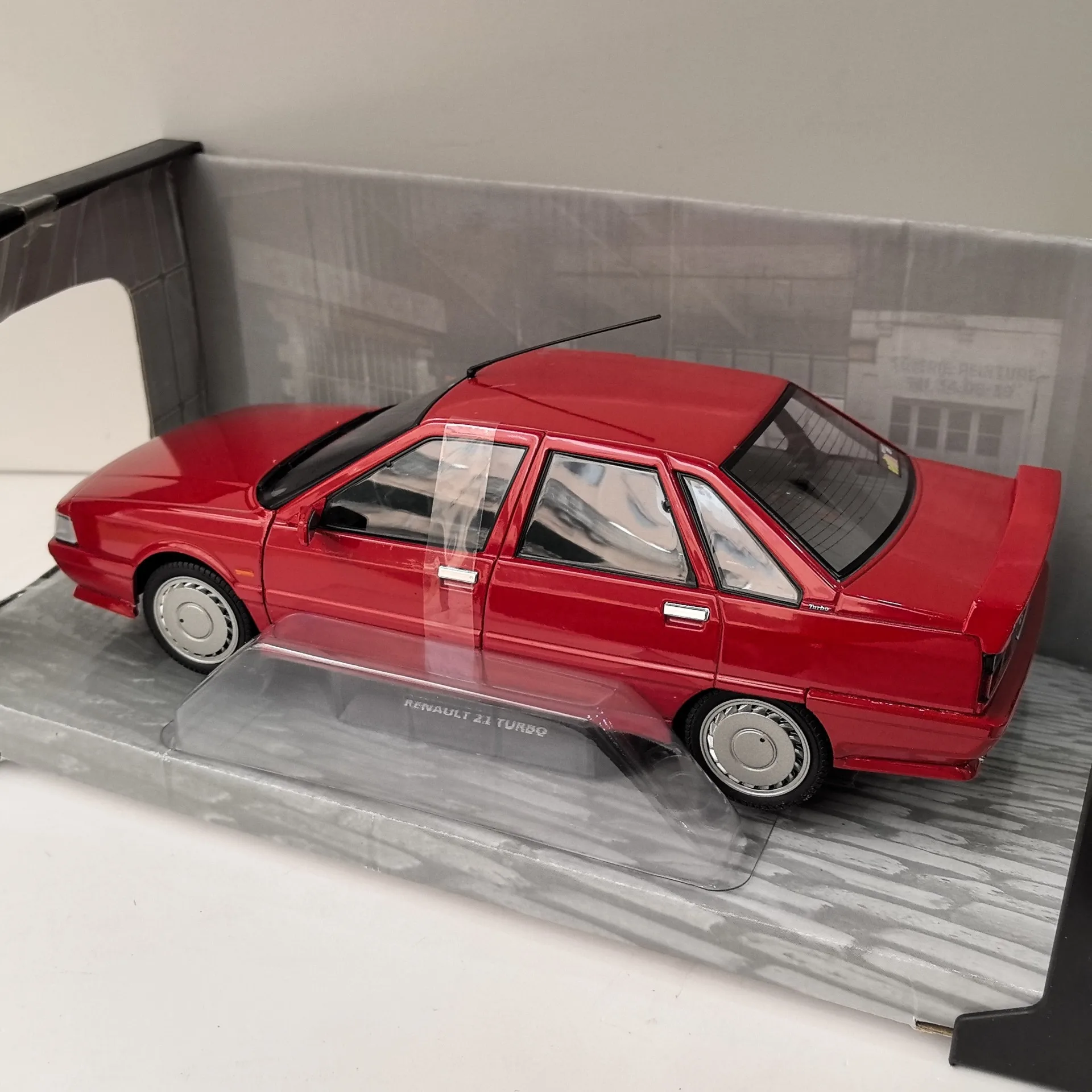 Diecast SOLIDO 1/18 Scale RENAULT 21 TURBO Q4 Alloy Car Model view 4