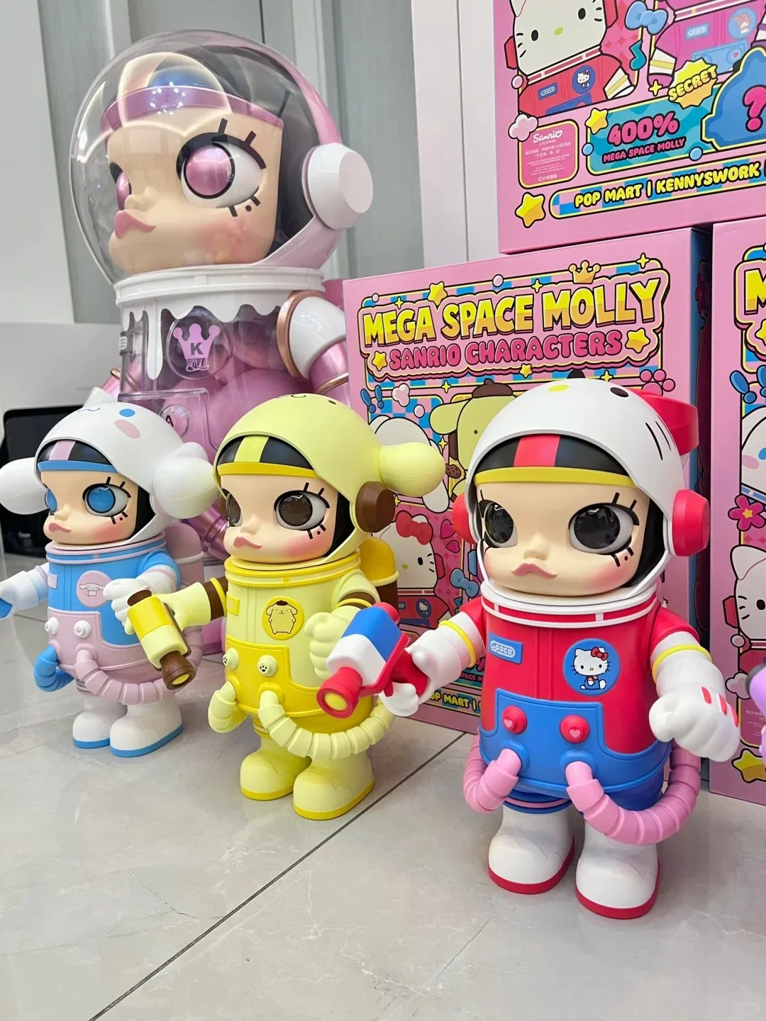 POPMART منتج أصلي ساخن SPACE Molly 400% Sanrio Family MEGA صندوق أعمى قابل للجمع هدية ديكور رائعة