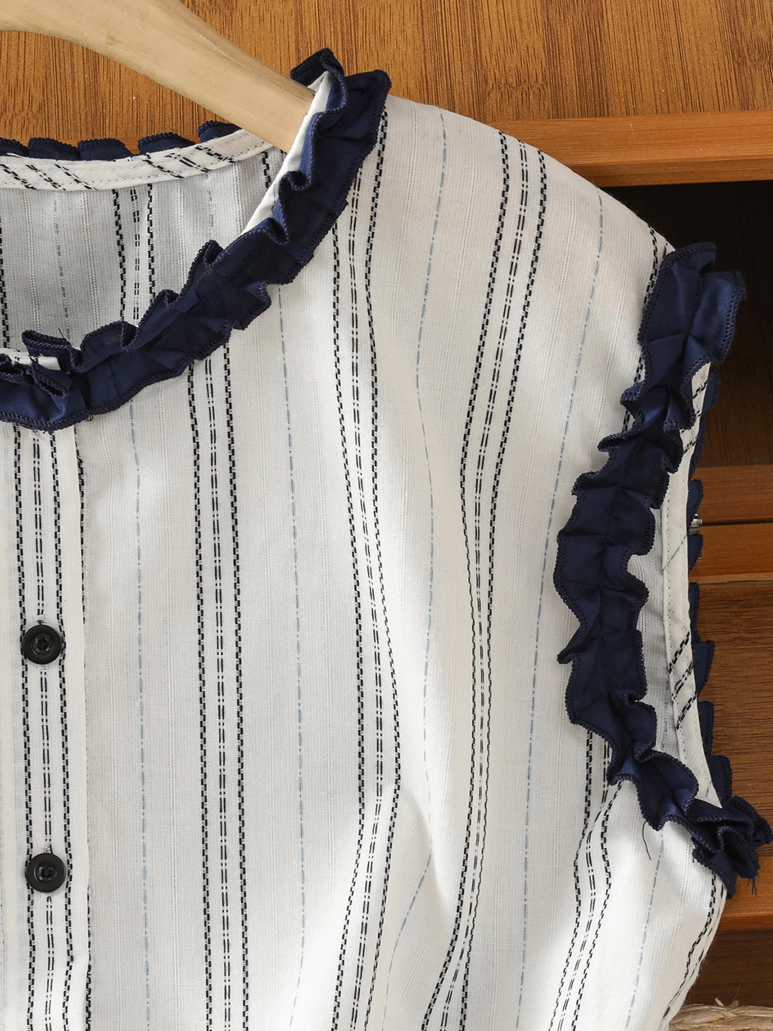 

2025 Summer New Korean Sle round Ne ort Sve Women's irt No Sve Stripe Faionable Small Top Wood ain