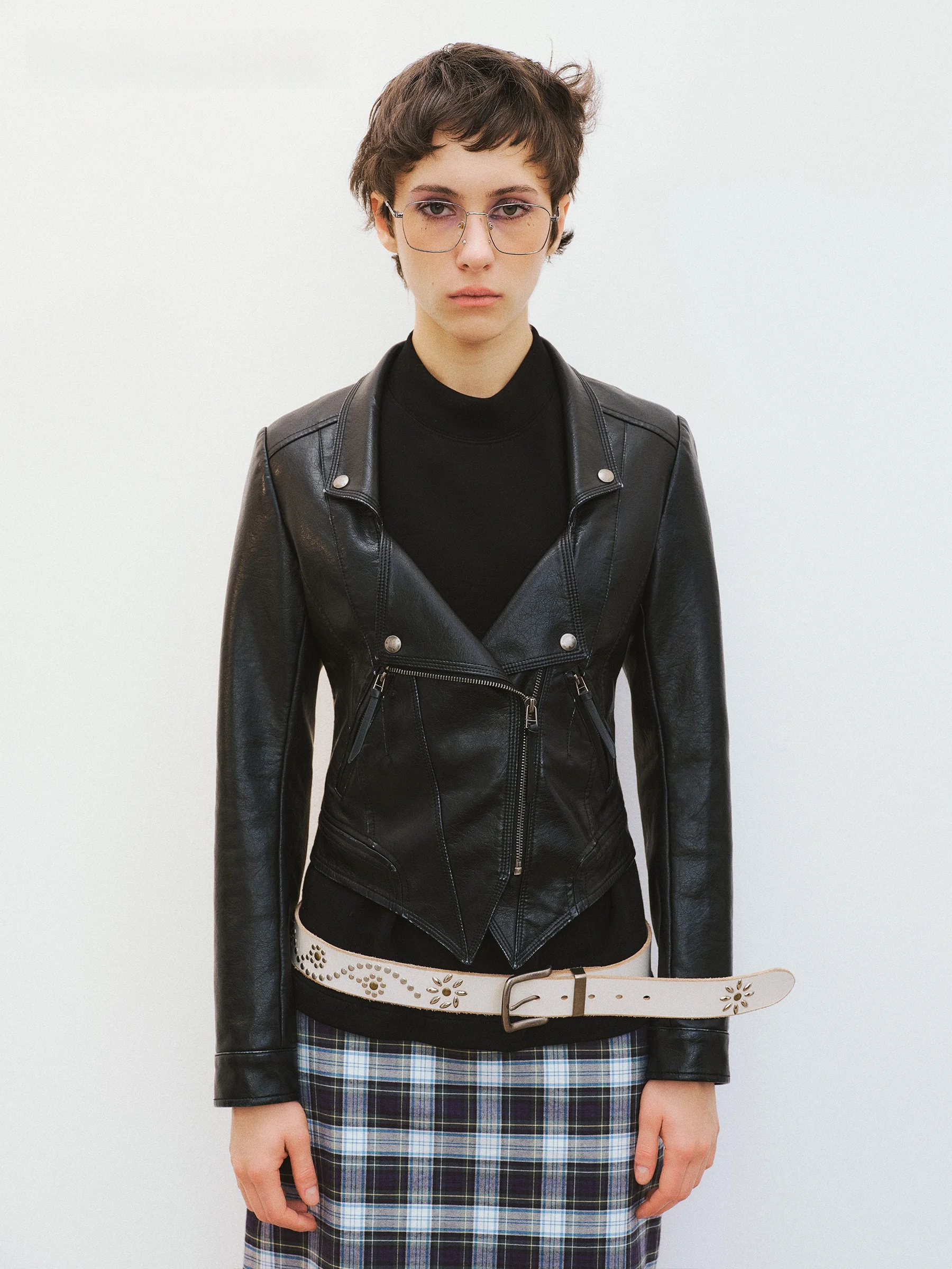 

Классическая женская куртка из мягкой кожи Vermo в стиле ретро с декоративными элементами, весенняя, на молнии