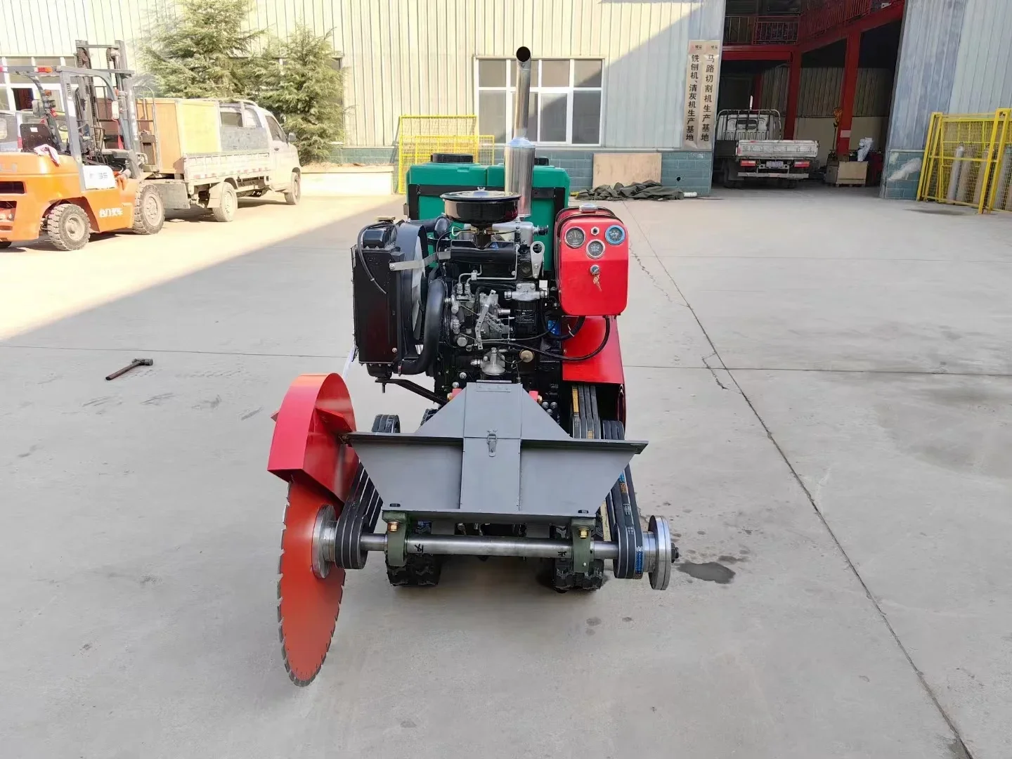 Type 38 Twin-Cylinder Crawler Road Cutter Machinery Groove Cutter Equipment Diamond Asphalt Concrete Road Cutting Machine