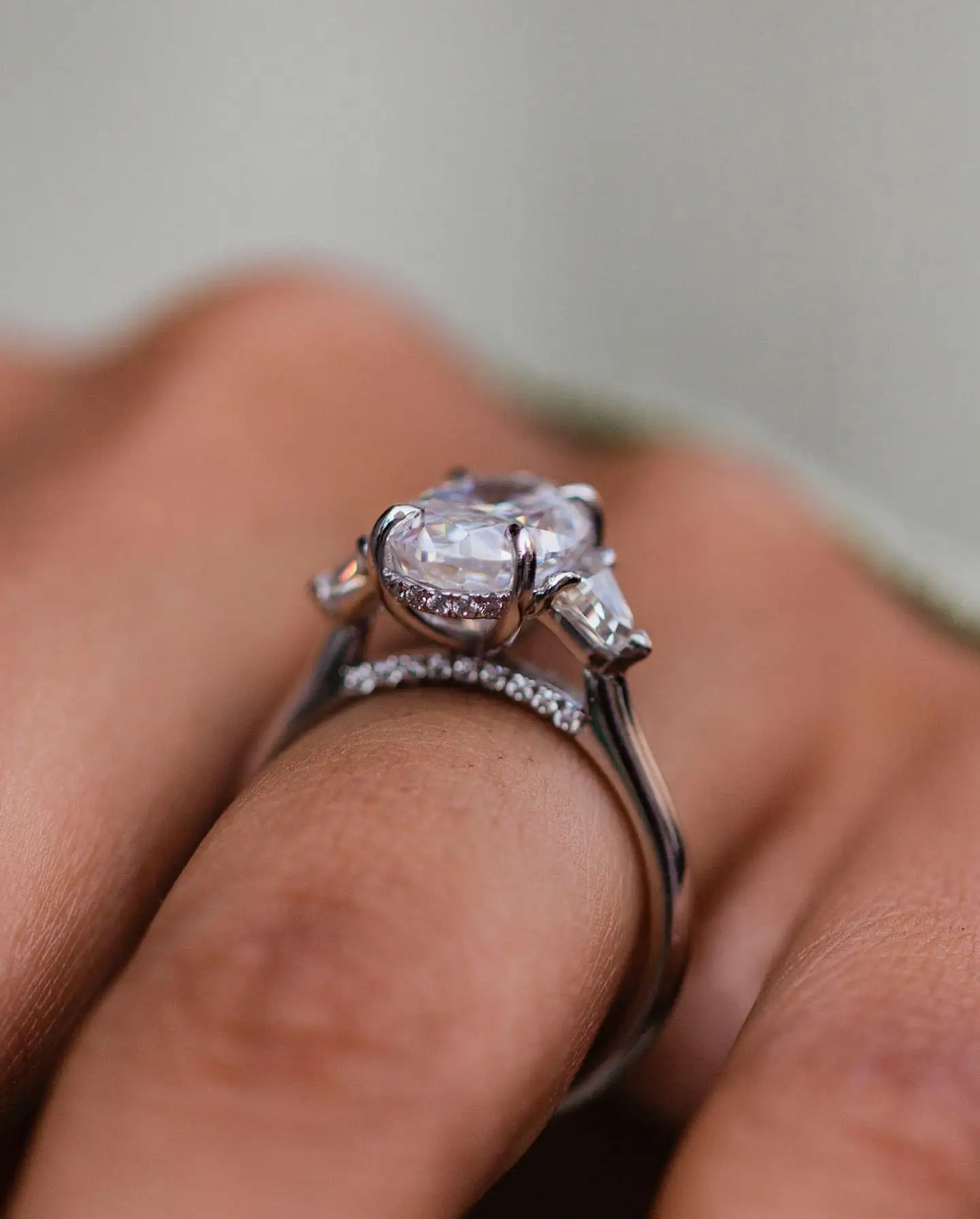 D‑Color VVS1 4.7 Carat 12x8mm Crushed Ice Oval Cut Moissanite Engagement Ring Solid 14K White Gold With Two Chubby Side Stones Hypoallergenic Sparkling Promise Wedding Fine Jewelry Gift for Women
