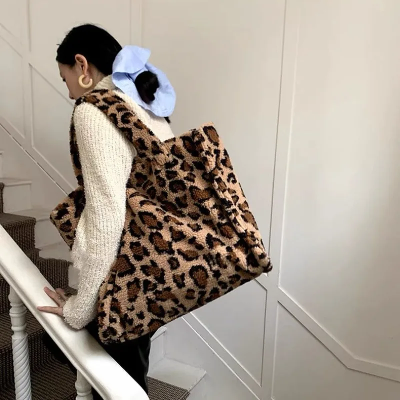 2024 Autumn Winter New Large Capacity Leopard Pattern Handbag for College Students Plush Commuter Bag Lamb Wool Bag Versatile