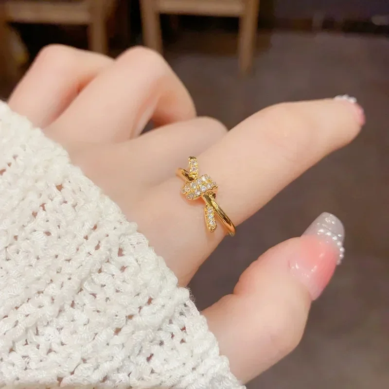 A simple, slightly set zircon knotted, niche design, light luxury and individual opening ring