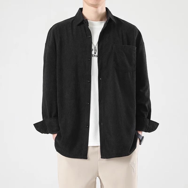 Corduroy blus lengan panjang pria, jaket kemeja kasual longgar berkancing warna musim semi 2025 dengan saku untuk pria