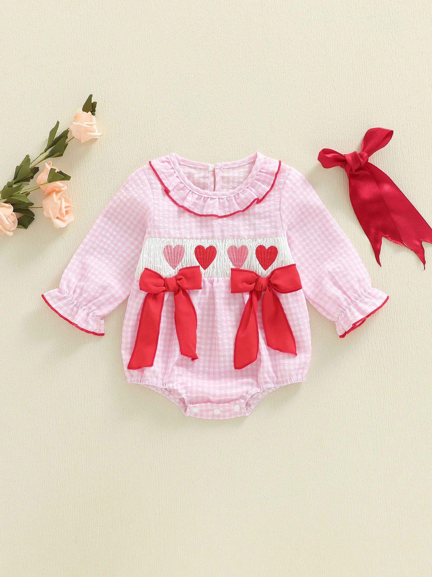 

Очаровательный комбинезон с длинными рукавами и круглым вырезом на День святого Валентина для малышей, клетчатый комбинезон с бантом и аппликацией в виде сердца