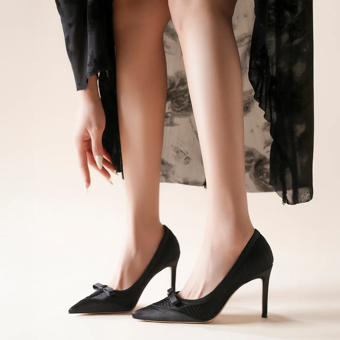 

Весенние и летние туфли с заостренным носком, плиссированные, из сетки и атласа, с бантом, на тонком высоком каблуке, для банкетов и торжественных мероприятий.