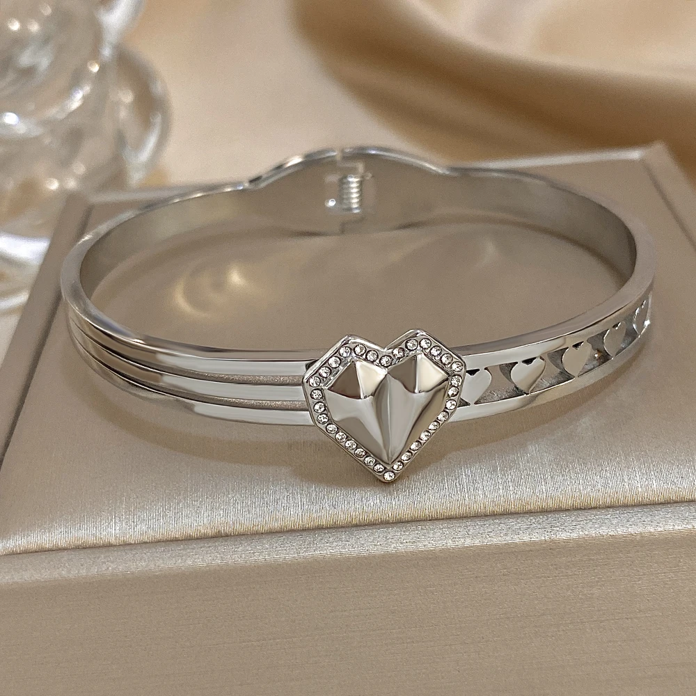 

DODOHAO Inlaid Rhinestone Heart Stainless Steel Bangle for Women Classic Non-Fading Golden Wide Open Bangle Female Jewelry Gift