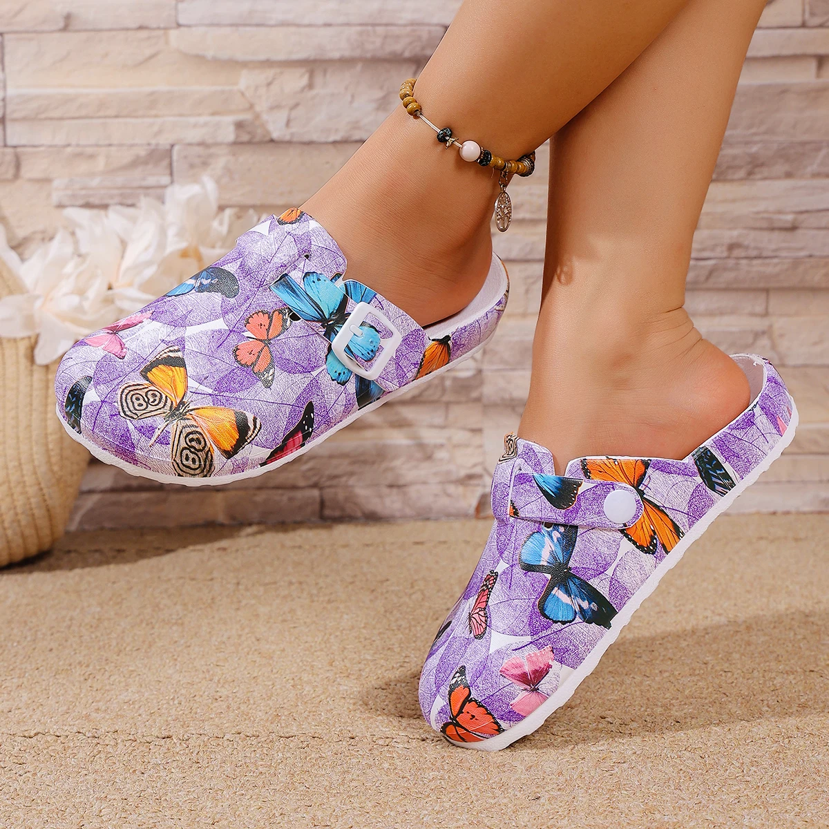 Pantoufles d'intérieur pour femmes, confortables et élégantes, imprimé papillon violet, sandales à talon compensé, idéales pour les promenades en bord de mer, fermées
