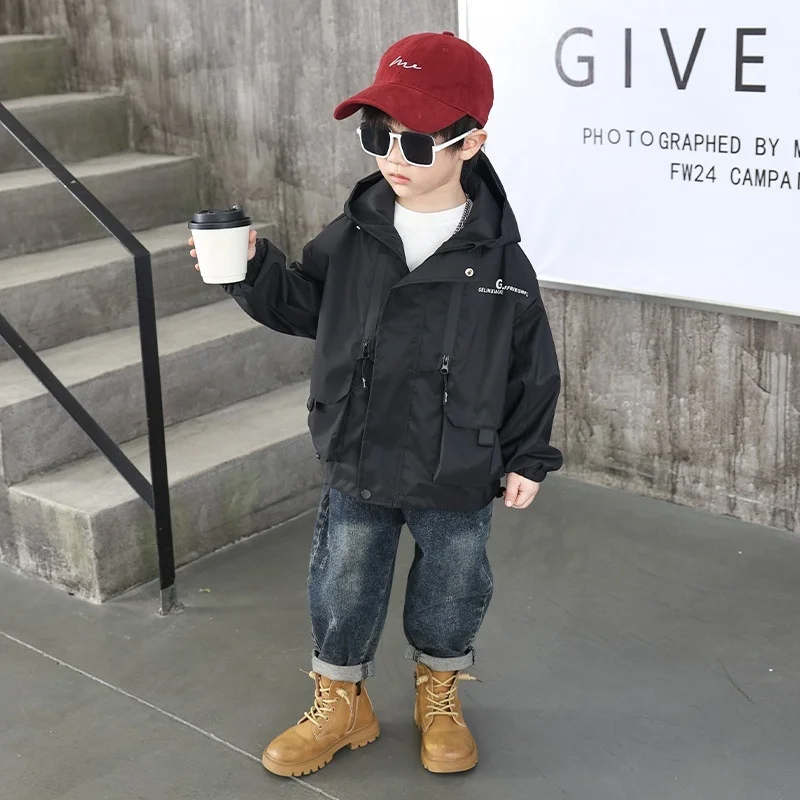 Abbigliamento per bambini Cappotti giacca a vento 2025 Primavera Autunno Nuovi ragazzi Trench per bambini Capispalla con cappuccio antivento 1-15 anni
