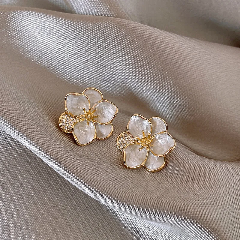 

Vintage Earrings Oil Dropped Camellia Earrings for Womens Elegant Style Ladies Earrings for Women Trending Jewelry Earrings