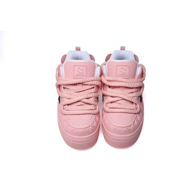 

Модные ретро-кроссовки для активного отдыха сочетают в себе ретро-дизайн и многофункциональные характеристики, подходят для активного отдыха на природе.