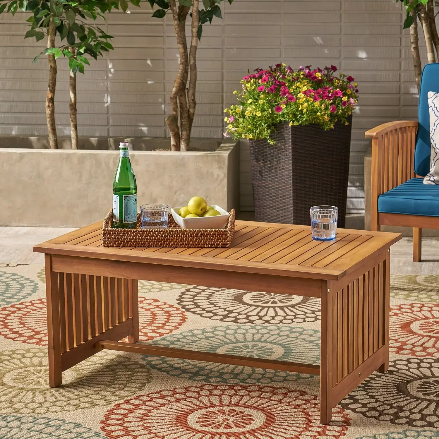 Knight Home Grace Outdoor-Couchtisch aus Akazienholz, braunes Patina-Finish