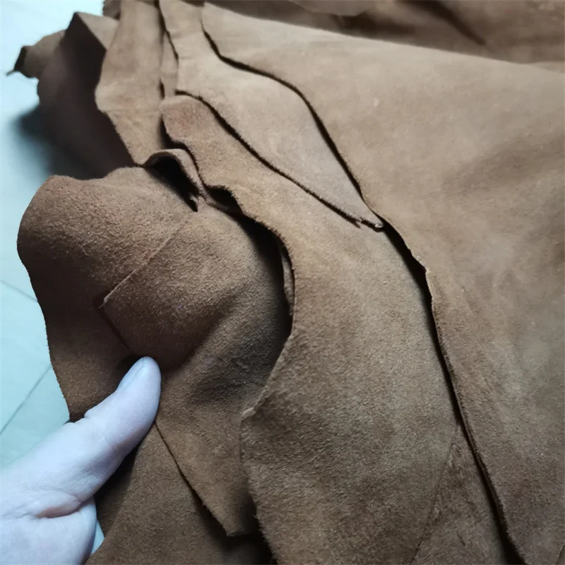1 mm braunes schwarzes Schaf-Wildleder. Oberleder. Echtlederstoff. Handgefertigtes DIY für Kleidung im Inneren. Paketkante. Ganzes Schaffell – Detail 16