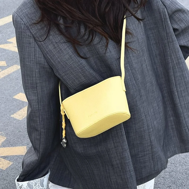 

Элегантная рифленая сумка через плечо для женщин, дизайнерская текстурированная кожа с вертикальными канавками, современный вид