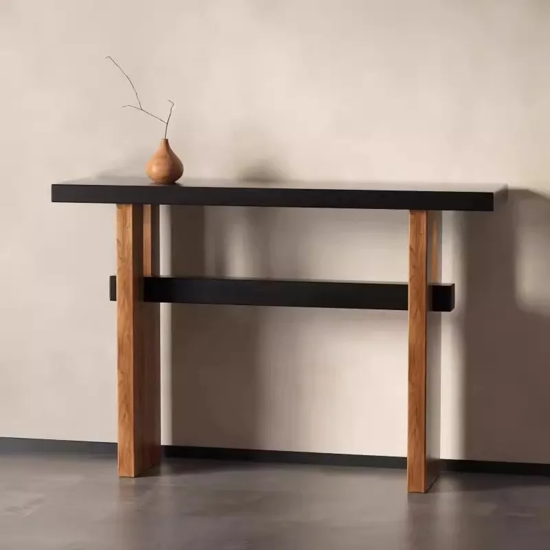 Tavolo da ingresso in legno massello in stile medievale contro il muro durante l'ingresso della casa