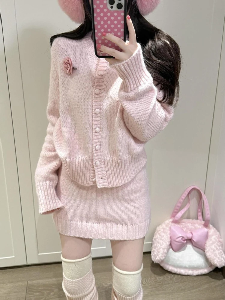 

Винтажный вязаный комплект из двух предметов: шикарный кардиган и мини-юбка для женщин. Элегантный и мягкий корейский стиль. Новинка 2026 года.