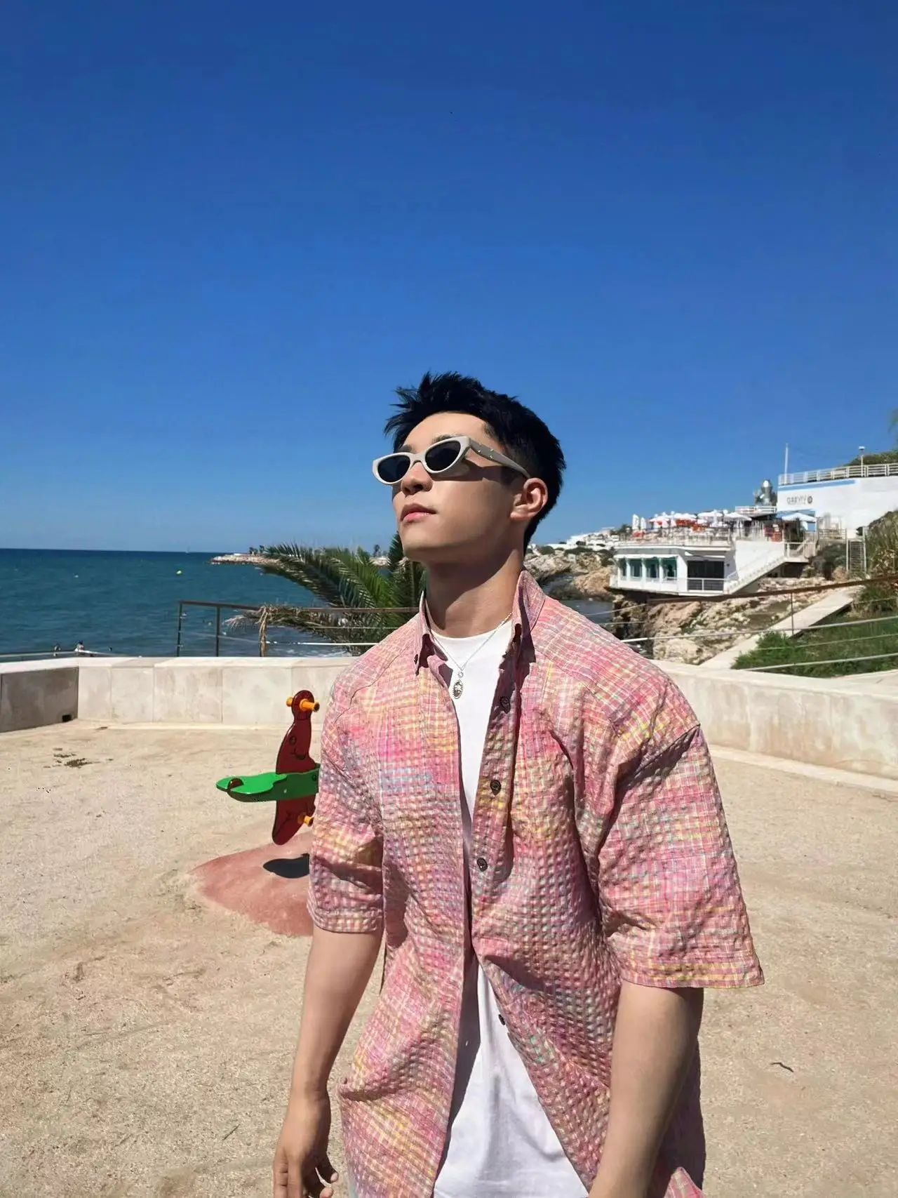 

Новая летняя мужская рубашка свободного кроя с коротким рукавом, розовая, в клетку, с перекрестным воротником, в стиле колор-блок, повседневная, визуально стройнящая фигуру