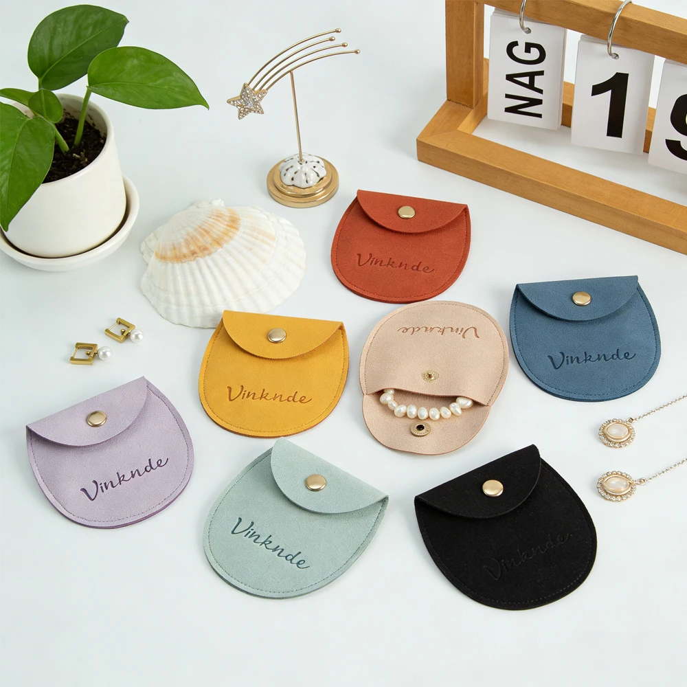 

50/100 упаковок, индивидуальный логотип, 7,8x8,5 см, сумка на пуговицах из микрофибры с золотыми пуговицами, кольца, серьги, упаковка, органайзер, мешочки для конфет