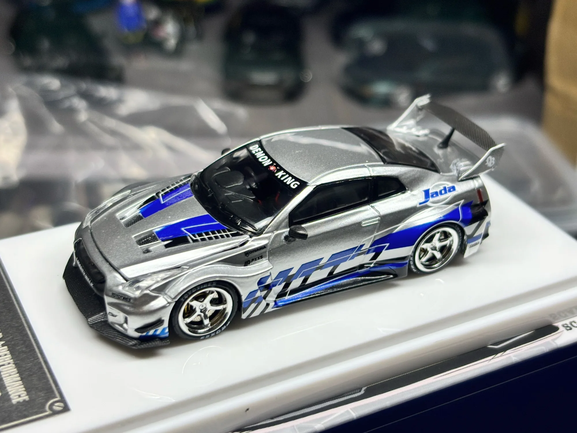 Demon King Auto 1:64 LBWK Nissan GT-R R35 Silver-Blue Die-cast Model Car
