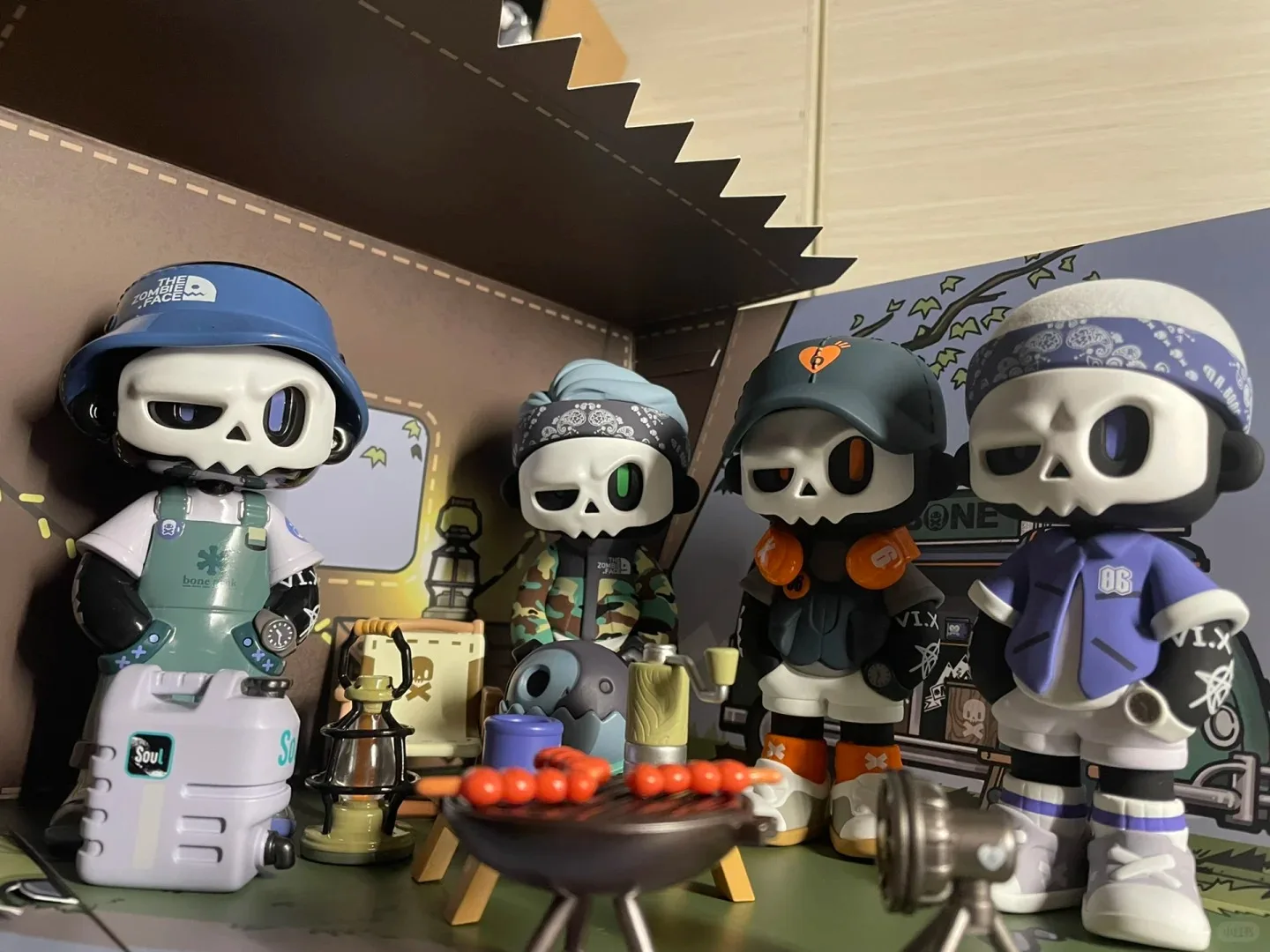 

Mr.bone Four Generations Camping Series Blind Box Size Outdoor Camppa Cool Boy Figure With Skeleton Zombie Mask Scene Toys Gift