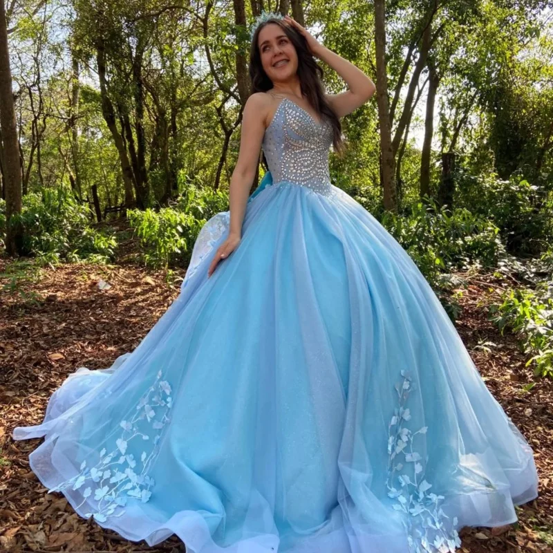 فستان Quinceanera باللون الأزرق السماوي مكشوف الأكتاف من الدانتيل الكريستالي اللامع على شكل زهرة مع فيونكة فيستدوس دي 15 Quinceanera ﻿ تخصيص