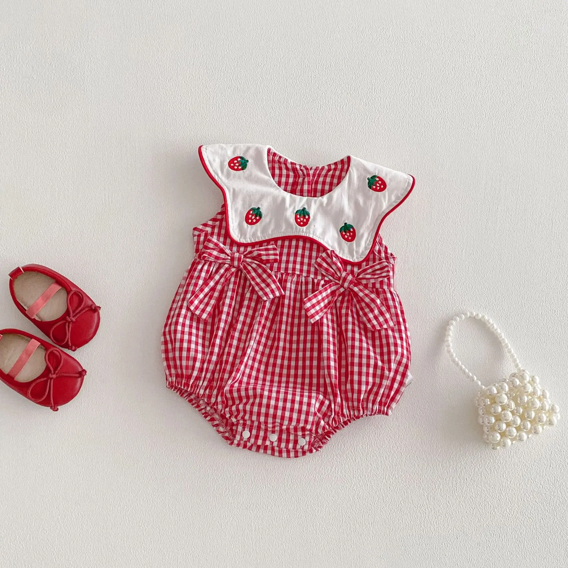 

Лето 2026, боди для маленьких девочек, милый боди без рукавов с вышитым клубничным воротником для новорожденных, клетчатый цельный наряд, одежда