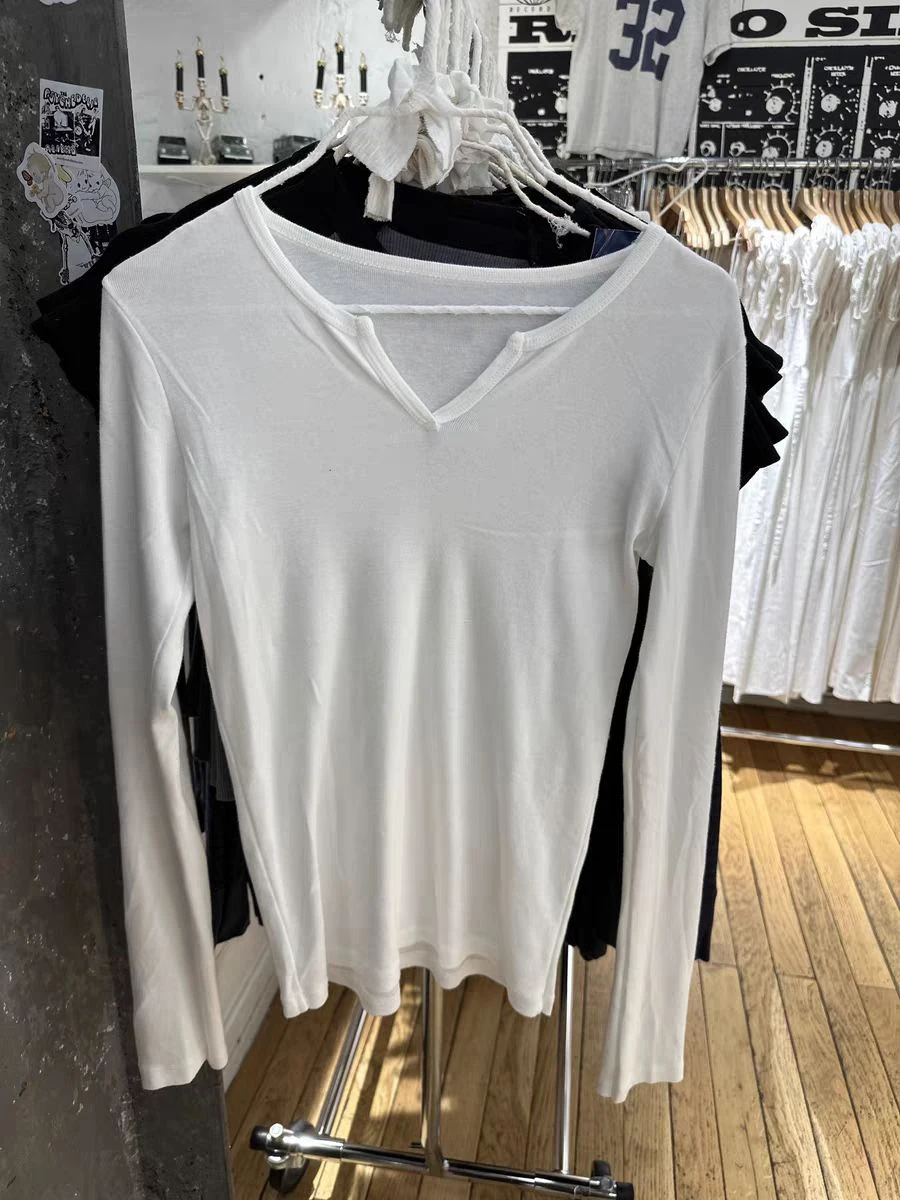 

White Basic Long Sleeve T-shirt Woman Autumn V-neck Cotton Slim Tee Top Female Casual Vintage Sweet All-match Tshirts Y2k New