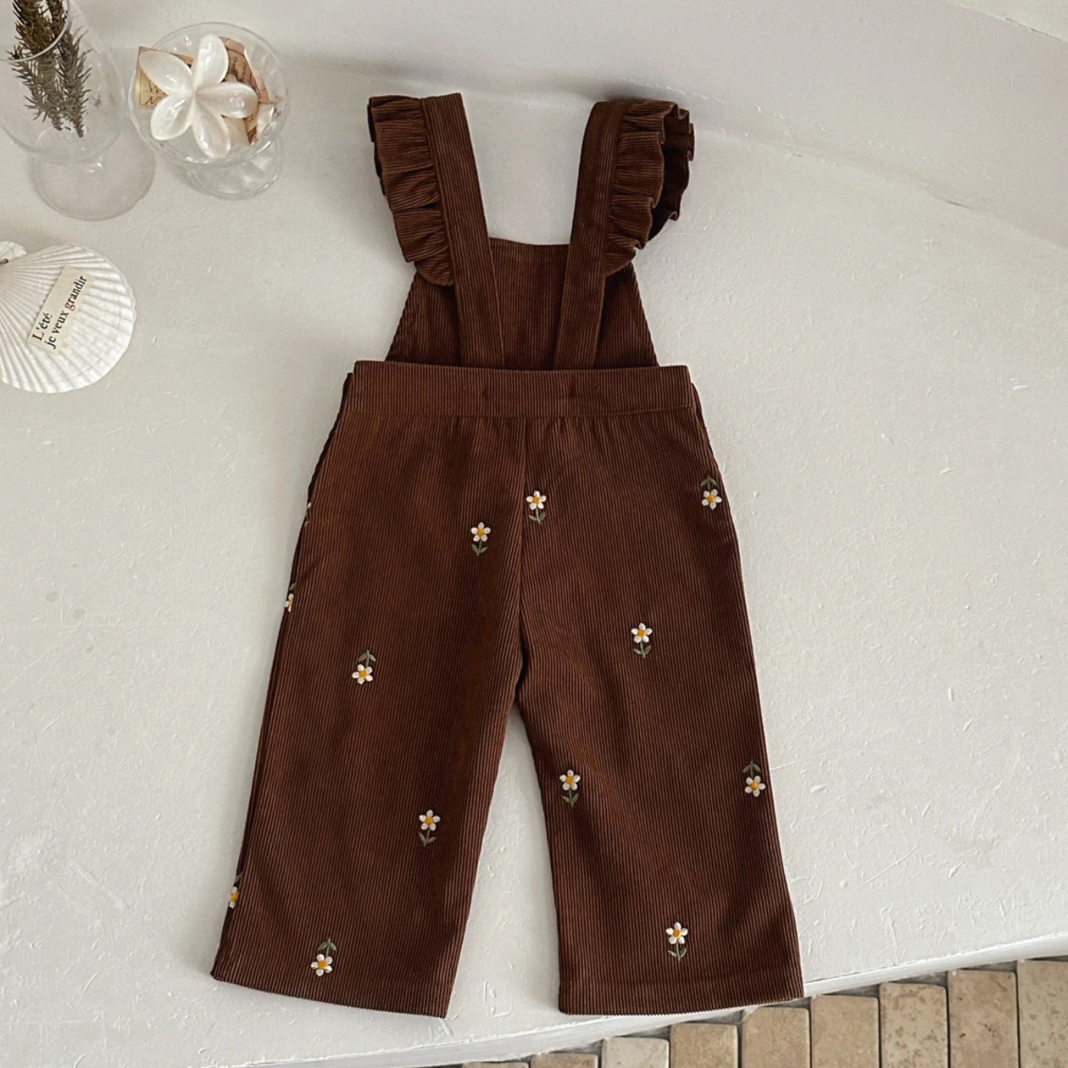 Weißes Langarm-Oberteil mit Spitzenkragen für Babys, brauner Cord-Overall mit Blumenstickerei, 2-teiliges Outfit für Kleinkinder – Detail 2