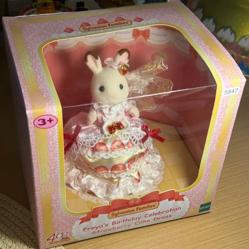 Calico Critters - Happy Birthday Freya - Strawberry Cake Dress