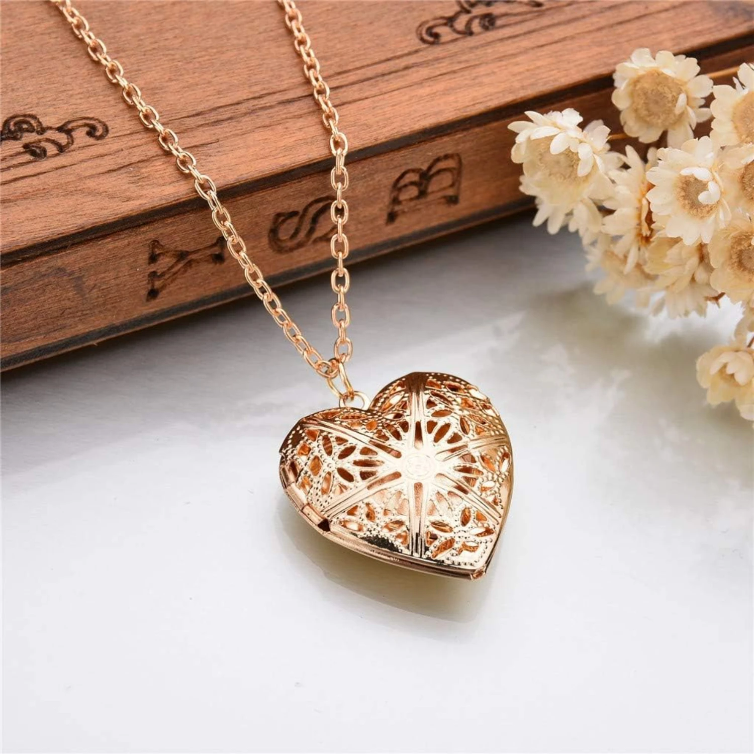 Exuding Charm and Elegance, Beautiful and Elegant Solid Heart Necklace with Photo Frame Slot Pendant - Lovely and Charming Women