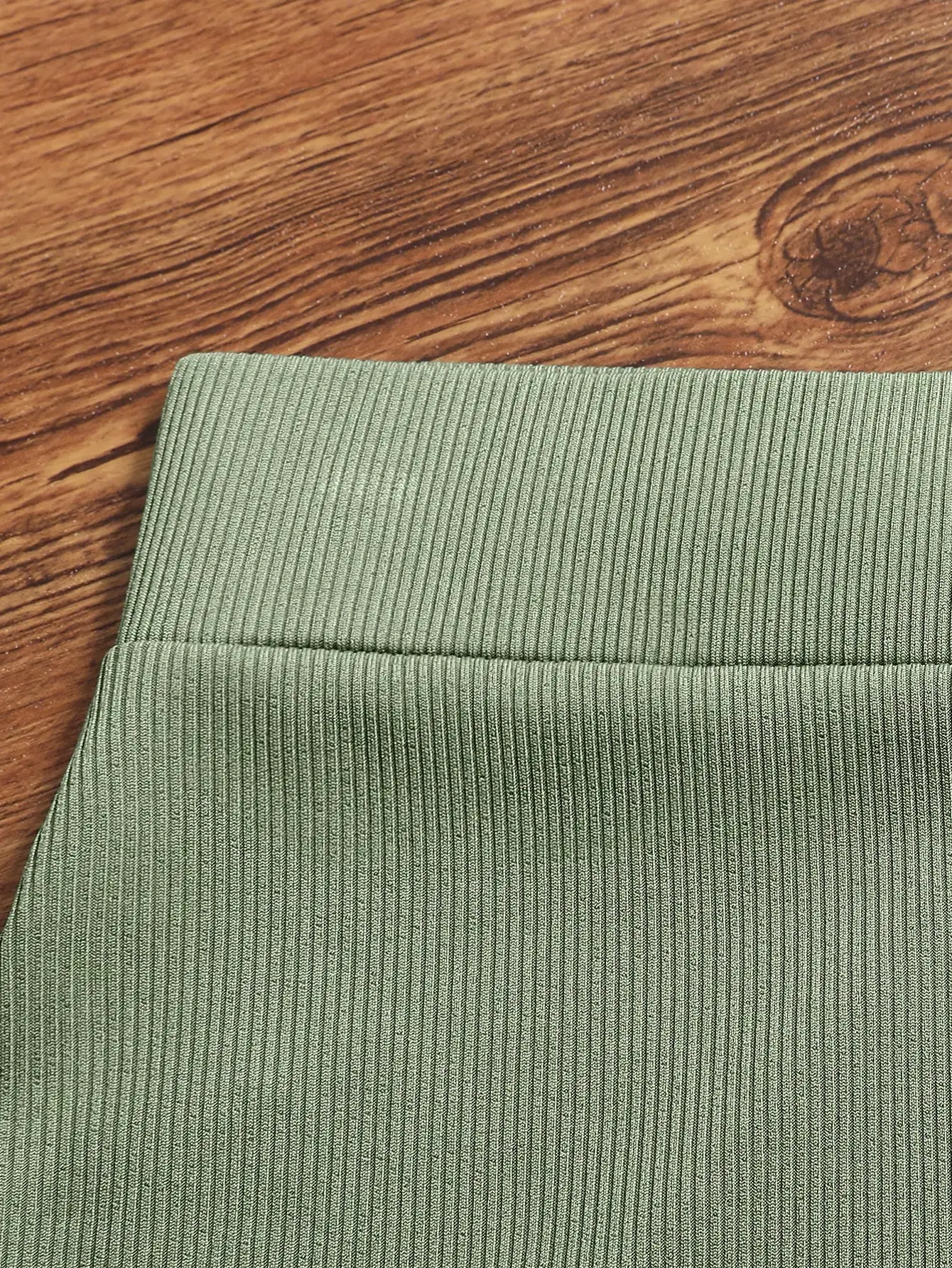 Dames set in saliegroen met geribbelde stof, bestaande uit een asymmetrisch topje en een lange rok, casual outfit voor de herfst