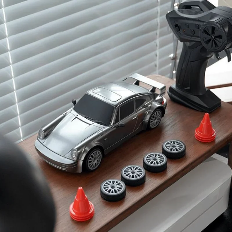 

Масштаб 1/20 4Wd Дистанционное Управление Дрифт-Машина Игрушечный Rtr – Высокопроизводительный Мощный Полный Дроссель Радиоуправляемый Автомобиль с Шинами Дорожные Барьеры