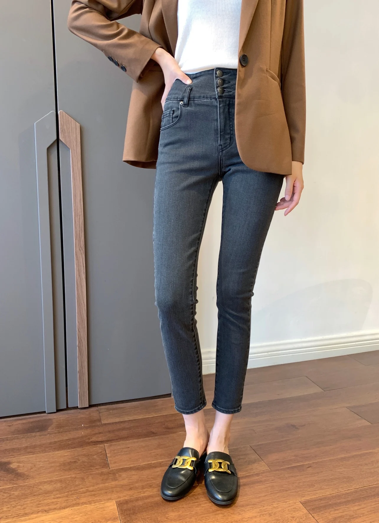 

Футболка с высокой талией и пуговицами серии W, облегающие джинсы из эластичного денима с наноэластичной резинкой, женские хлопковые джинсы премиум-класса...