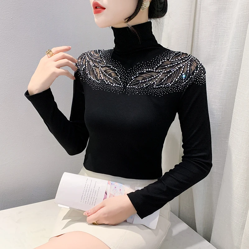 Nova Blusa Feminina Preta de Manga Longa com Gola Alta, Coleção Primavera 2026, com Renda Vazada, Strass e Detalhes em Tela, Modelagem Justa