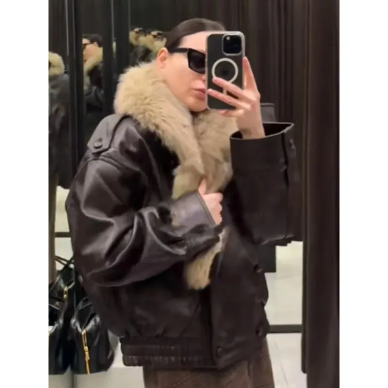 سترة نسائية من الجلد بياقة من الفرو سترة كلاسيكية ذات طية صدر السترة ورقبة على شكل حرف v وأكمام طويلة سترات مزدوجة الصدر ملابس خارجية شتوية عالية الشارع