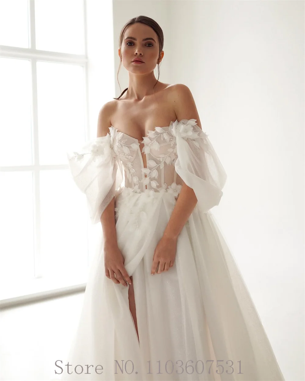 Abito da sposa plissettato in Tulle con applicazioni floreali al largo della spalla per la sposa abito da sposa con spacco laterale a trapezio