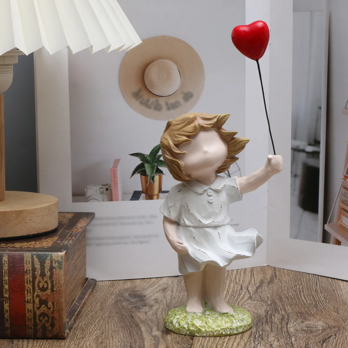 Banksy-Herz-Ballon und fliegendes Mädchen, inspiriertes Kunstwerk, moderne Skulptur, Heimdekoration, Statuendekoration – Detail 8