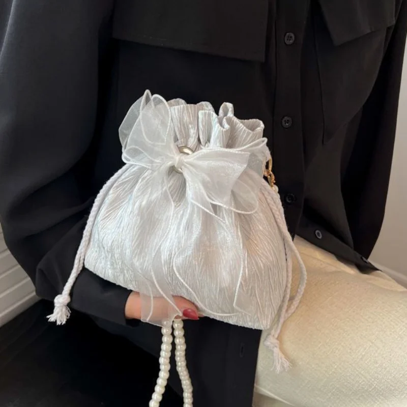 Plissierte Mini-Umhängetasche für Damen, Organza-Schleifentasche mit Perlenkettenriemen, elegante Abendhandtasche für Hochzeit, Party, Abschlussball – Detail 10