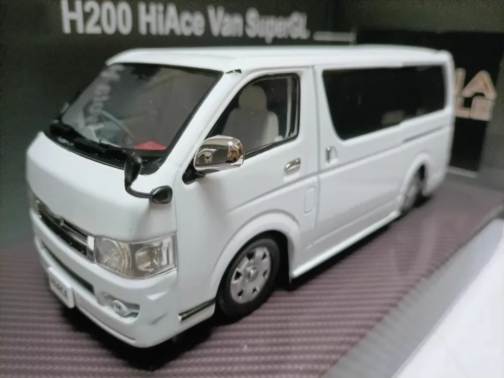 

SunStar 1:24 H200 HiAce VAN Simulation Limited Edition Alloy Metal Static Car Model Toy Gift