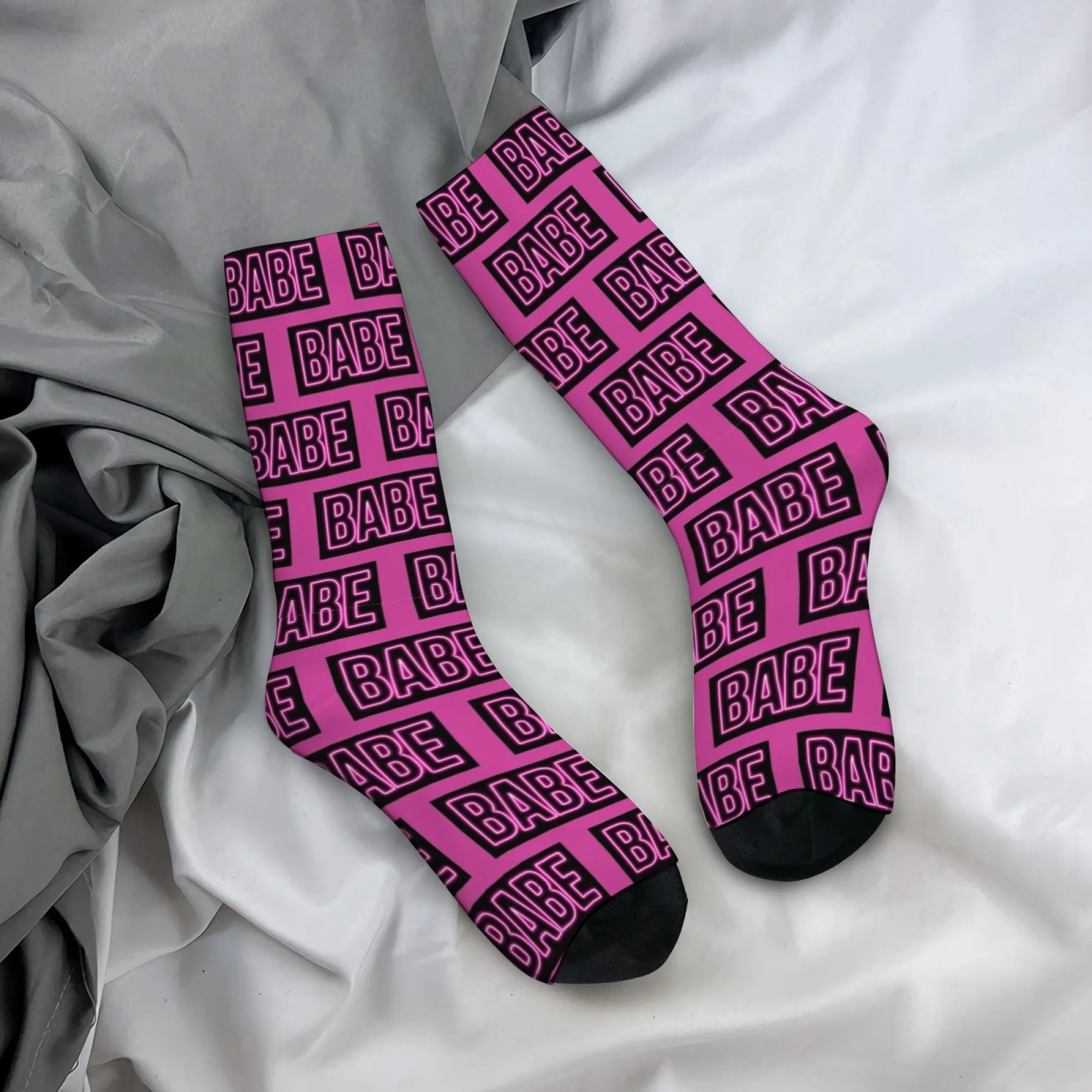 Neuartige Harajuku-Retro-BABE-Schriftart-Druck-Herrensocken im Street-Style, personalisierte Freizeitsocken, lustiges Party- und Urlaubsgeschenk