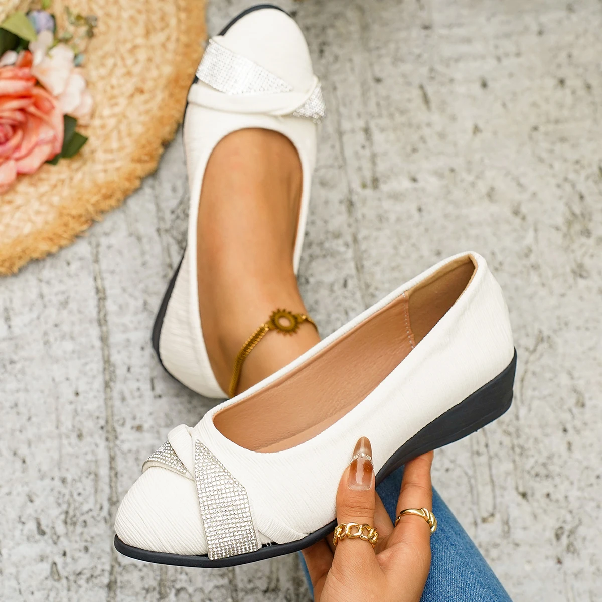 

2025 New Women Flats Luxury Solid Elegant Sneakers Women Simple Pointed Toe Loafers Autumn Outdoor Casual Office Shoes Women