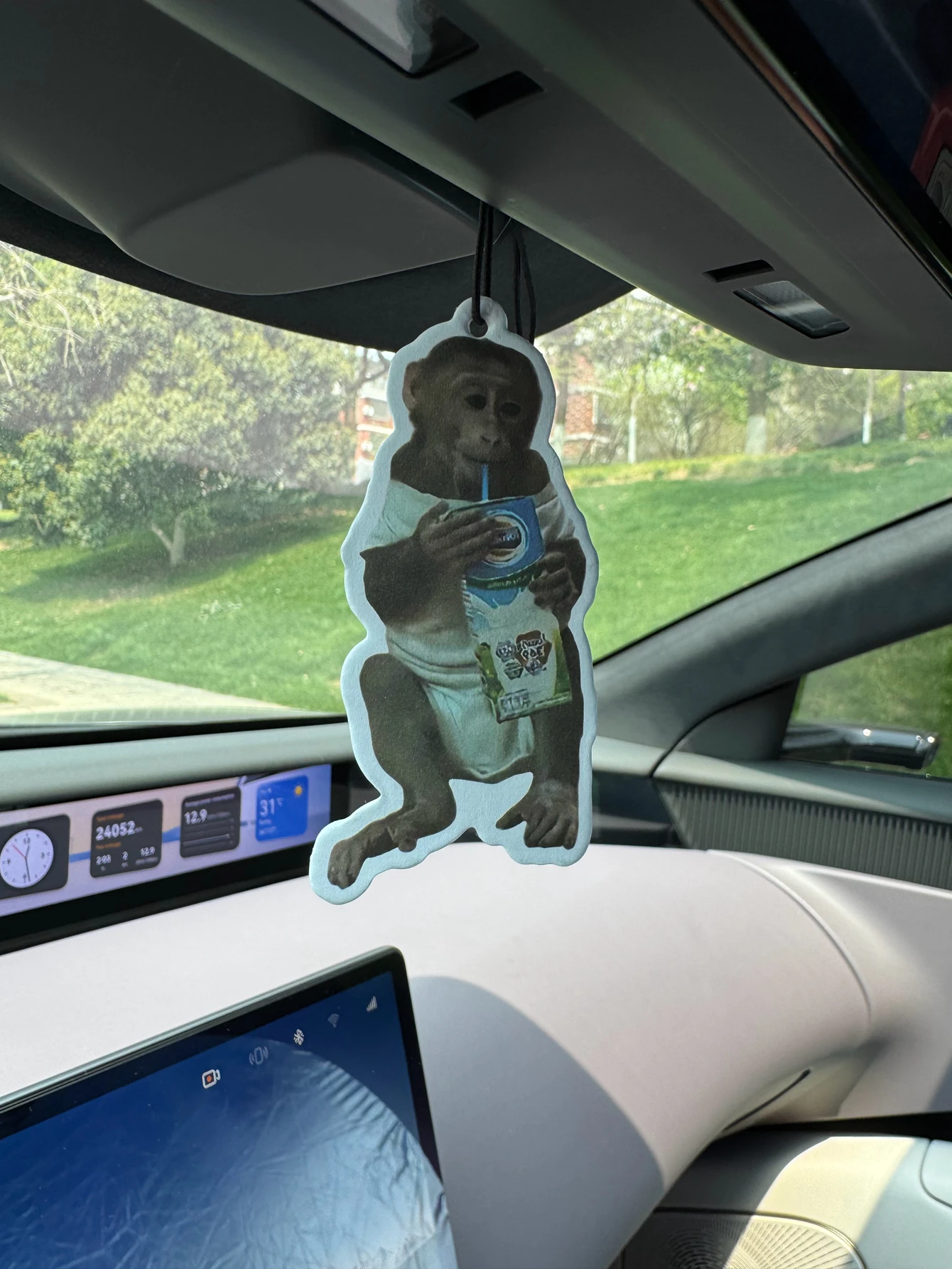 عطر القرد برلين جيرل (سلسلة العطور الفاخرة) عطر سيارة للجنسين ومعطر جو غير سام |     الزيوت العطرية الطبيعية وأقراص العطرية العطرية (نورولي/الجريب فروت/الأرز) |     نوع التعليق ويمكن استخدامه كمشبك تنفيس |     عطر يدوم طويلاً لمدة 60-90 يومًا |     إزالة الروائح الكريهة وتنقية الهواء |     مناسبة للاستخدام في السيارات والمنازل وخزائن الملابس والحمامات. |     تصميم الرسوم المتحركة الكرتونية |     نفس العطر مثل منتجات العداد |