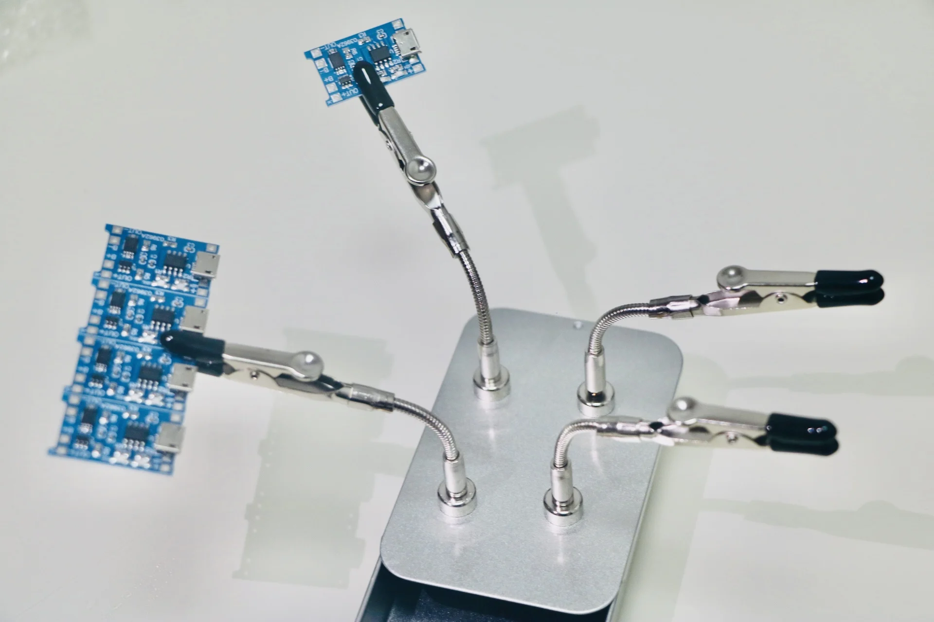 Soldering Helping Hands 4/2 Magnetic Universal Flexible Arm Welding Assistant PCB Clamp Thir Hand Welding Repair Tools