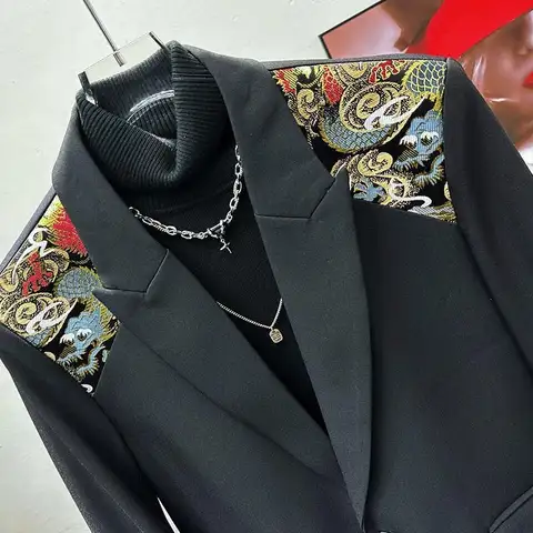 Giacca da uomo ricamata con drago cinese di lusso 2025 Giacca da abito da sposa casual con colletto alla coreana dalla vestibilità ampia primaverile